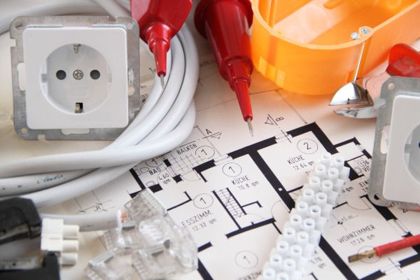 Bauplan Zeichnung von einem Bauplan mit unterschiedlichen Elektrogeräten
