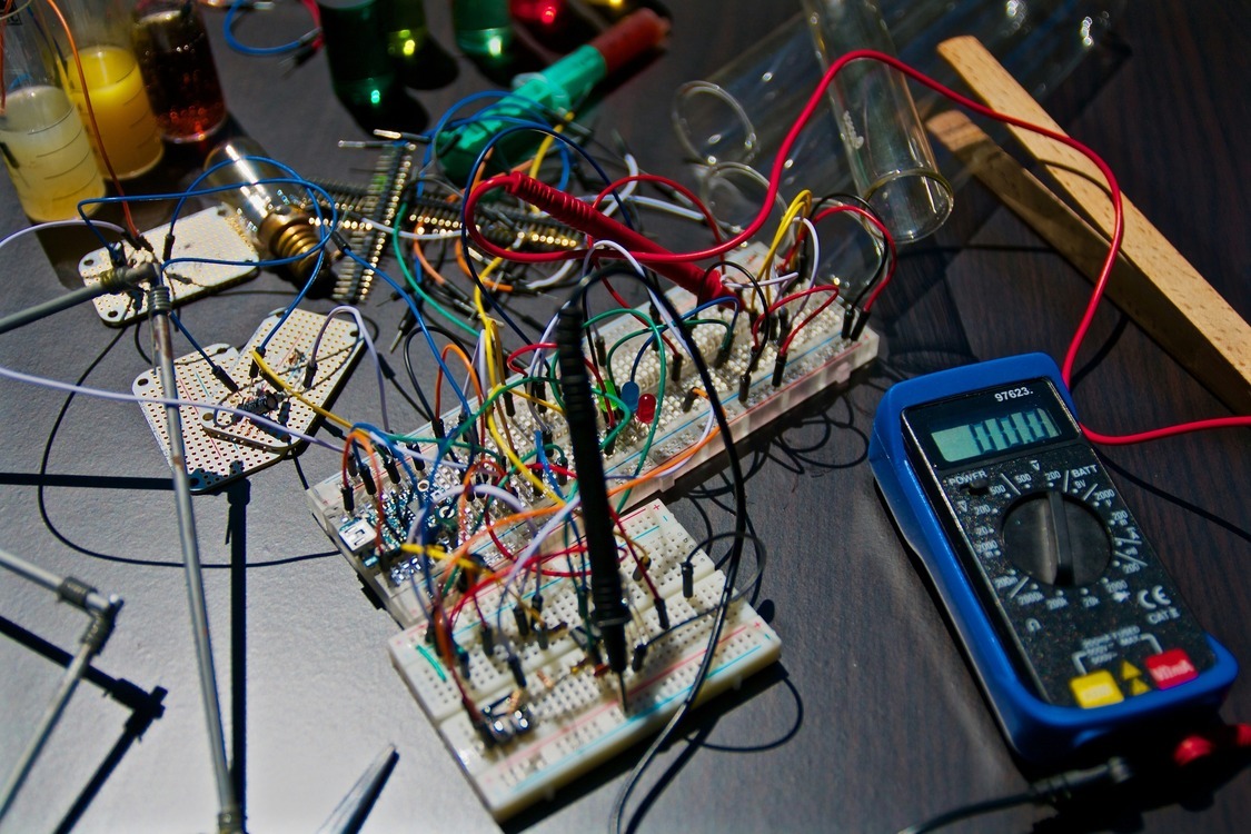 nicolas-thomas-3GZi6OpSDcY-unsplash (1) Elektrotechnik inklusive Kabel und Messgerät auf einem schwarzen Tisch