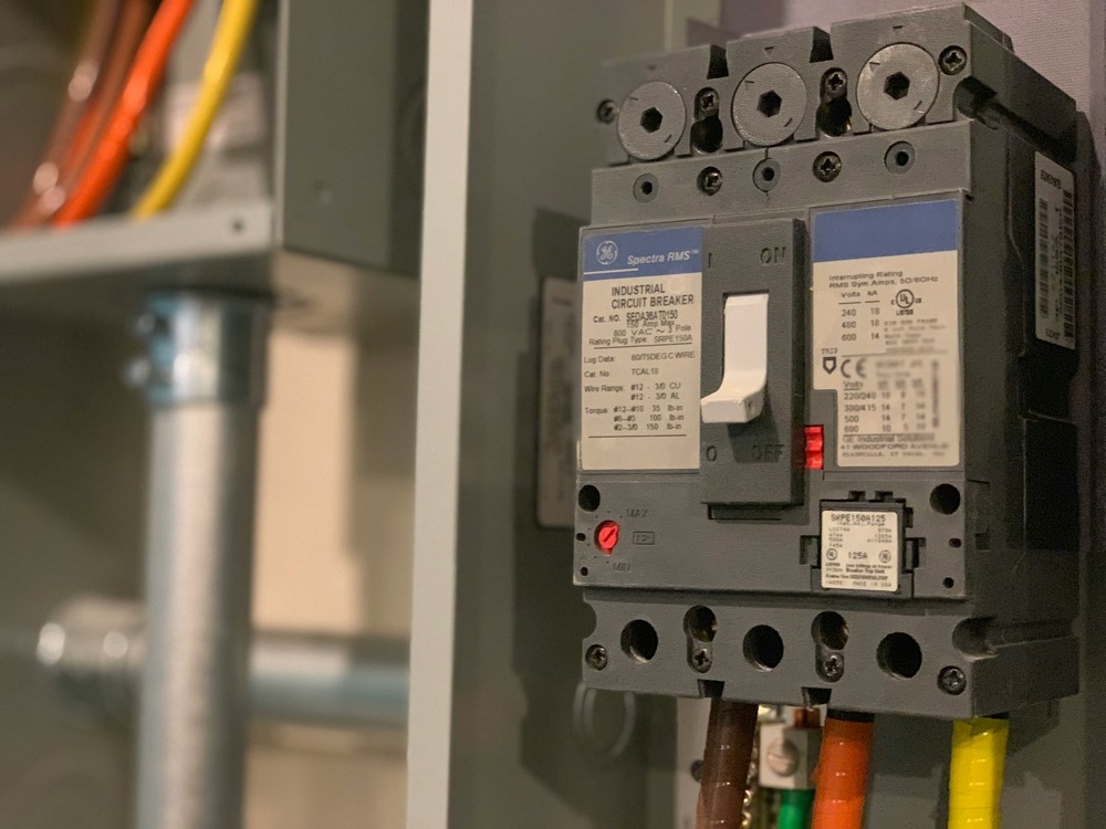 troy-bridges-maXnRLszYY0-unsplash (1) Elektrotechnik inklusive Kabel und Messgerät an einer Wand